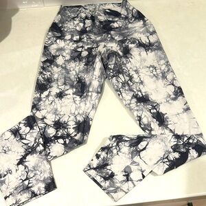 Stylish Lululemon Black and White Women's Leggings. Size 2